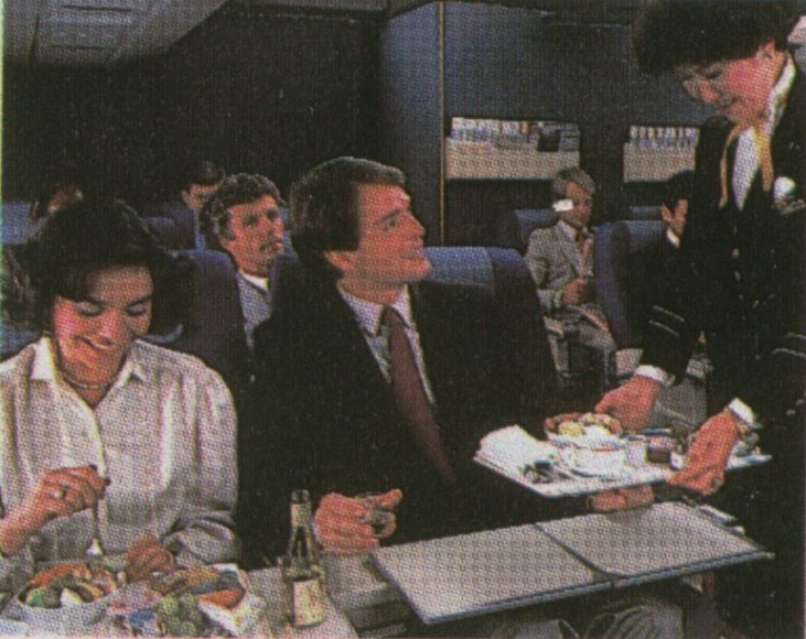 1985 Meal service in Pan Am's Clipper Class (business class) cabin.